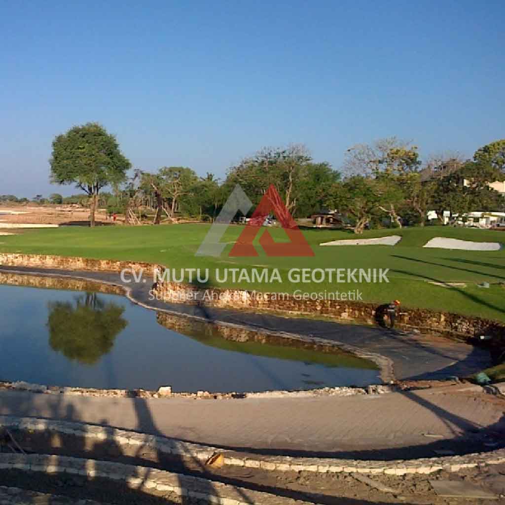 Pemasangan Geomembran Lapangan Golf Bali