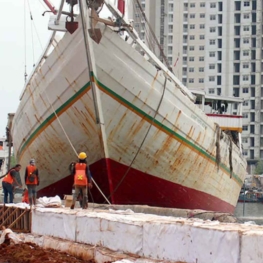 proyek pemasangan geobox untuk tanggul pantai dermaga